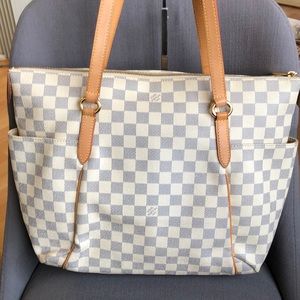 ZIPPERED 🌸🌸 HUGE POCKET 🌸🌸 Louis Vuitton Azur Totally MM